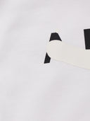 Dettaglio logo A.P.C. con micro macchiolina