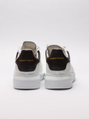 Retro delle sneakers Alexander McQueen con logo dorato.
