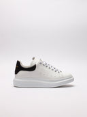  Vista laterale delle sneakers Alexander McQueen in bianco e nero.
