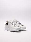  Vista tre quarti delle sneakers Alexander McQueen