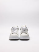  Vista frontale delle sneakers Alexander McQueen con lacci bianchi.
