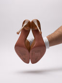  Dettaglio delle suole delle Alexa Glass Slipper con lievi segni.
