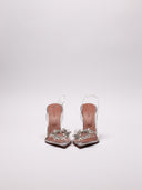 Immagine di scarpe slingback Amina Muaddi Begum in PVC trasparente con decori gioiello, su sfondo neutro.