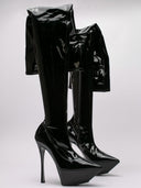 Immagine di stivali Amina Muaddi in latex nero, tacco alto e design lucido.