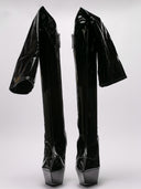 Immagine di stivali Amina Muaddi in latex nero, tacco alto e design lucido.