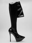 Immagine di stivali Amina Muaddi in latex nero, tacco alto e design lucido.