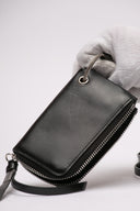 Primo piano del portachiavi nero Ann Demeulemeester con zip.