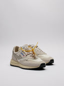 Sneaker Autry beige vista di tre quarti