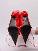 Stivali Balenciaga in pelle verniciata rossa con dettagli metallici e tacco a spillo.