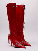 Stivali Balenciaga in pelle verniciata rossa con dettagli metallici e tacco a spillo.