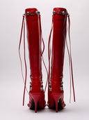 Stivali Balenciaga in pelle verniciata rossa con dettagli metallici e tacco a spillo.
