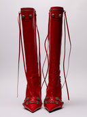 Stivali Balenciaga in pelle verniciata rossa con dettagli metallici e tacco a spillo.