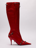 Stivali Balenciaga in pelle verniciata rossa con dettagli metallici e tacco a spillo.