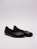Vista frontale delle eleganti ballerine Balenciaga in pelle liscia.