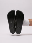 Vista suole delle ballerine Balenciaga in pelle liscia.