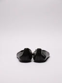 Vista retro delle eleganti ballerine Balenciaga in pelle liscia.