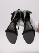 Dettaglio delle suole dei sandali Balenciaga in pelle nera.