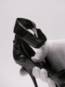 Sandali Balenciaga in pelle verniciata nera, dettaglio fibbia, zoom imperfezione