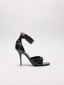 Sandali Balenciaga in pelle verniciata nera, dettaglio fibbia, tacco alto.