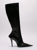 Immagine di stivali alti Balenciaga in pelle lucida nera, silhouette elegante con tacco alto e zip laterale.