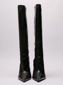 Immagine di stivali alti Balenciaga in pelle lucida nera, silhouette elegante con tacco alto e zip laterale.