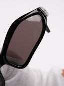 Occhiali da sole Balenciaga in acetato nero, vista laterale con dettagli di finitura.