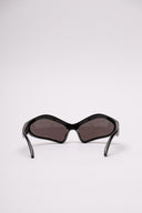 Occhiali da sole Balenciaga in acetato nero, vista laterale con dettagli di finitura.