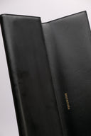 Immagine della clutch Balenciaga in pelle lucida con dettagli in metallo dorato. Design elegante e contemporaneo.