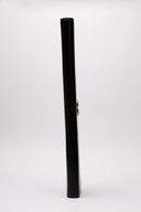Immagine della clutch Balenciaga in pelle lucida con dettagli in metallo dorato. Design elegante e contemporaneo.