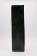 Immagine della clutch Balenciaga in pelle lucida con dettagli in metallo dorato. Design elegante e contemporaneo.
