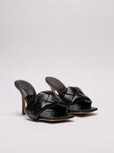 Vista frontale e laterale del sandalo Bottega Veneta in pelle nera intrecciata, dettagli su tacco e struttura.