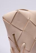 Dettaglio della chiusura con zip dorata di una borsa Bottega Veneta.