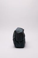 Borsa Bottega Veneta in tessuto setoso, motivo intrecciato, vista laterale.