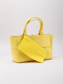 Borsa Bottega Veneta in pelle intrecciata con dettagli di difetto superficiali.