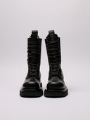 Stivali in pelle nera Bottega Veneta con suola robusta e chiusura a lacci.