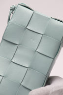 Borsa in pelle intrecciata di colore azzurro, zoom sull’imperfezione