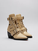 Stivaletti Chloe Rylee beige vista di tre quarti
