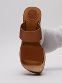 Dettaglio del sottopiede in legno con logo