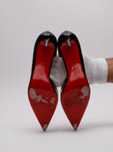 Dettaglio delle suole rosse consumate