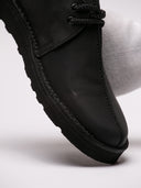 Close-up del graffio sul davanti delle scarpe Clarks