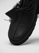 Vista dettagliata della parte anteriore delle scarpe Clarks con lieve difetto.