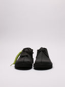 Vista frontale delle scarpe Clarks con lacci intrecciati.