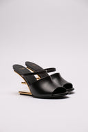 Sandali Fendi in pelle nera con tacco in metallo dorato.