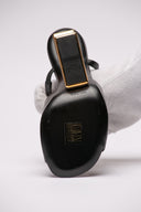 Sandali Fendi in pelle nera con tacco in metallo dorato.