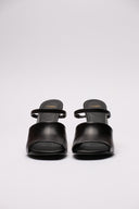 Sandali Fendi in pelle nera con tacco in metallo dorato.
