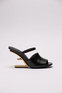 Sandali Fendi in pelle nera con tacco in metallo dorato.