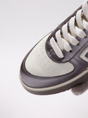 Dettaglio ingiallimento scarpa destra
