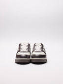 Vista frontale delle sneaker Givenchy