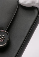 Dettaglio del logo GG sulla borsa in pelle nera Gucci.
