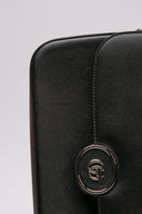 Dettaglio del logo GG sulla borsa in pelle nera Gucci.
